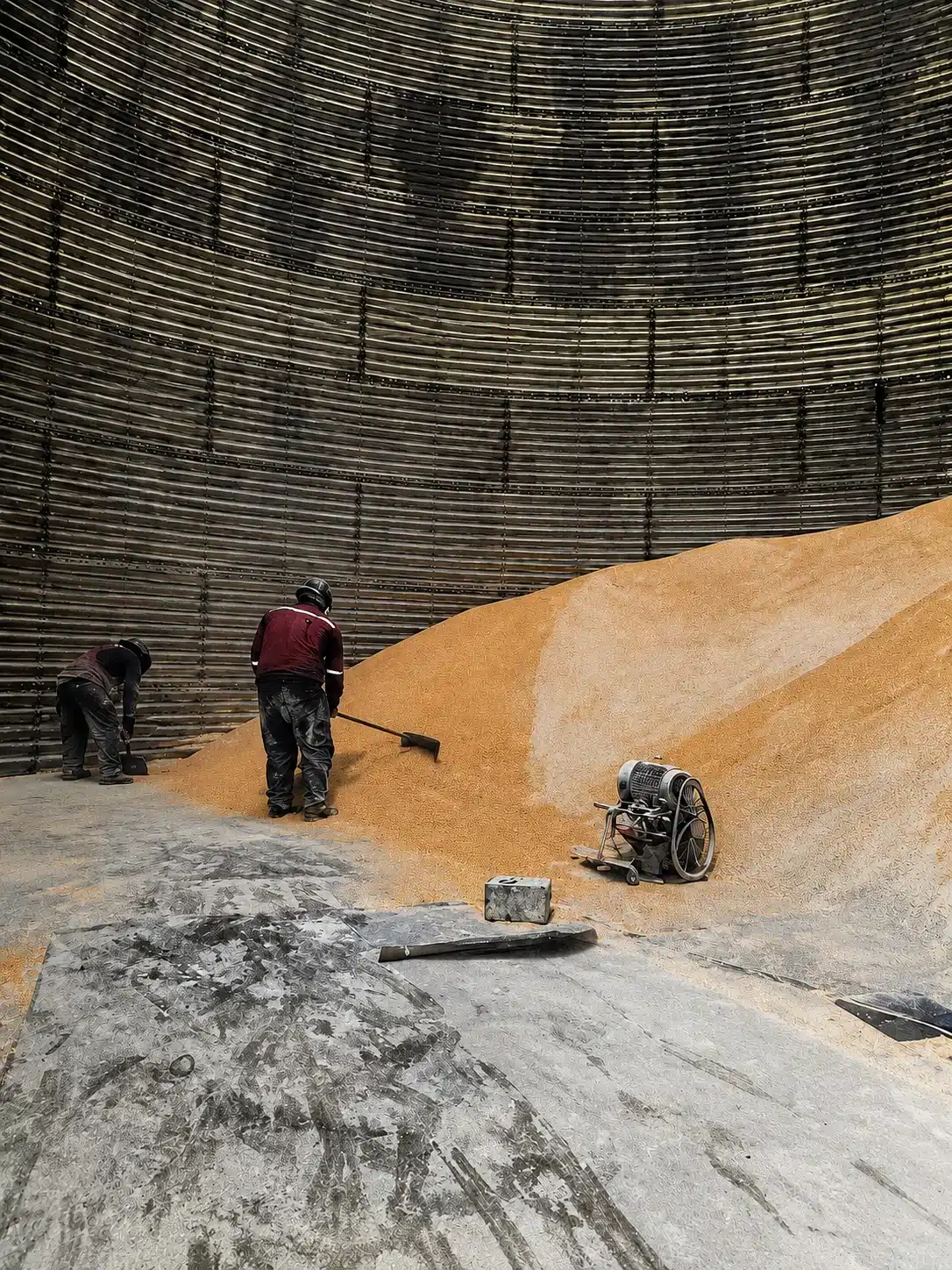 Confined space cleaning inside an industrial silo